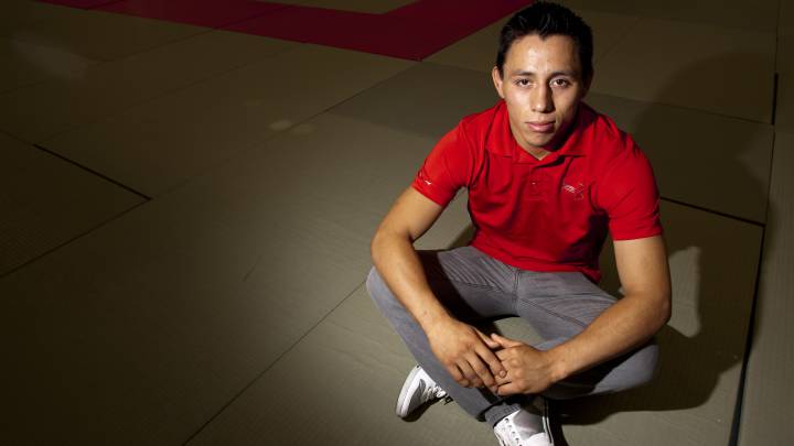 Nabor Castillo posa para una sesión fotográfica.