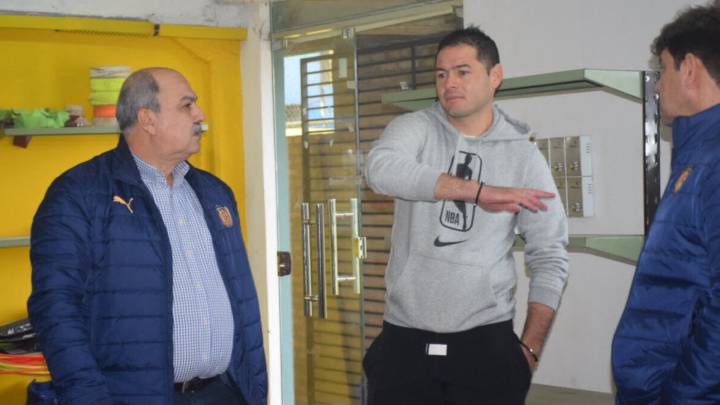 Pablo Aguilar, defensa de Cruz Azul, platica con gente del Sportivo Luqueño.