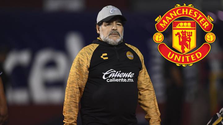 Maradona alzó la mano para dirigir al Manchester United