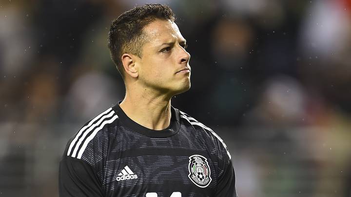 "Chicharito" se enfrasca en disputa tuitera con Carlos Albert