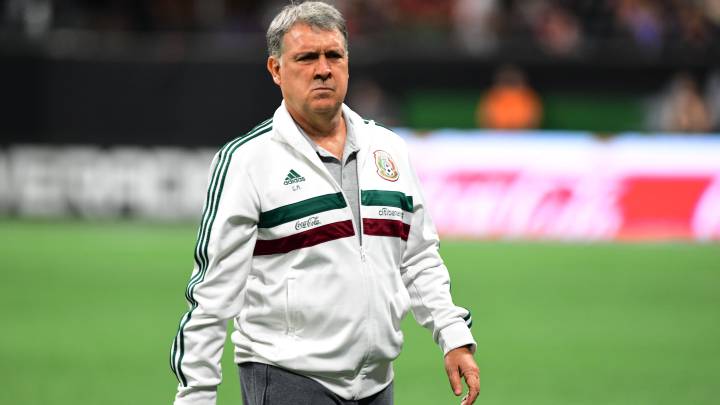 Gerardo Martino camina sobre la cancha del Mercedes-Benz Stadium, de Atlanta, Georgia.