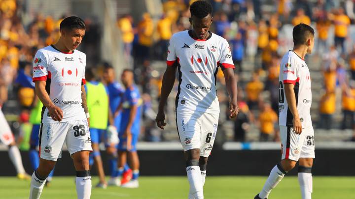 Jugadores de Lobos BUAP salen cabizbajos de un partido contra Tigres.