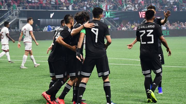 Mexico celebrating during the game against Venezuela