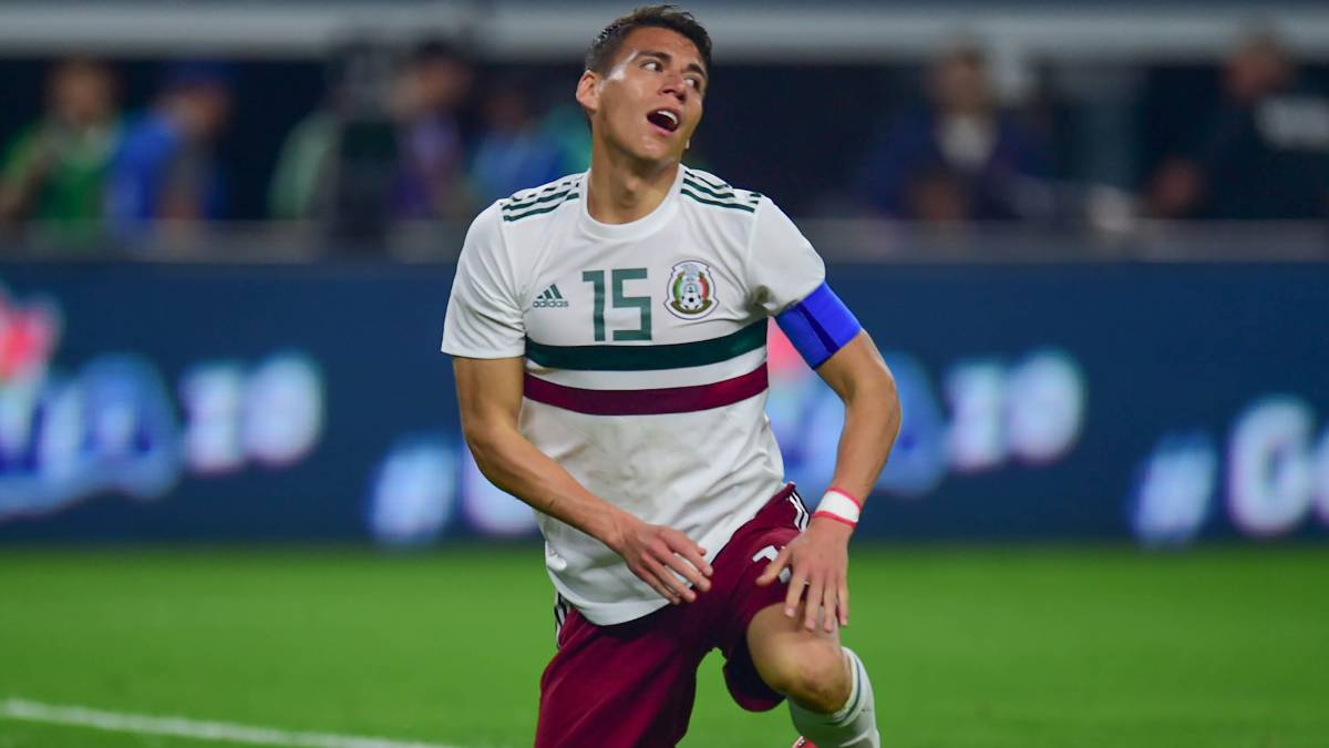 Héctor Moreno se lamenta una jugada con la Selección Mexicana.