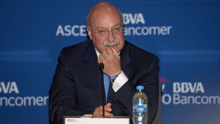 Enrique Bonilla durante una conferencia de prensa.