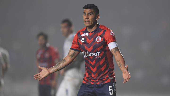 Carlos Salcido presume su título de entrenador