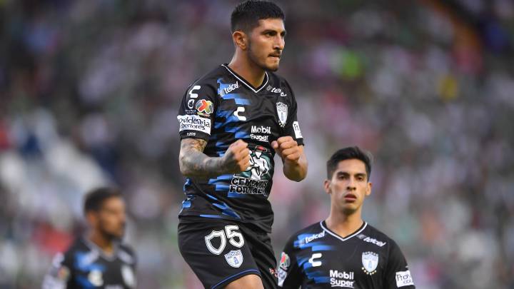 Víctor Guzmán celebra un gol con el Pachuca.