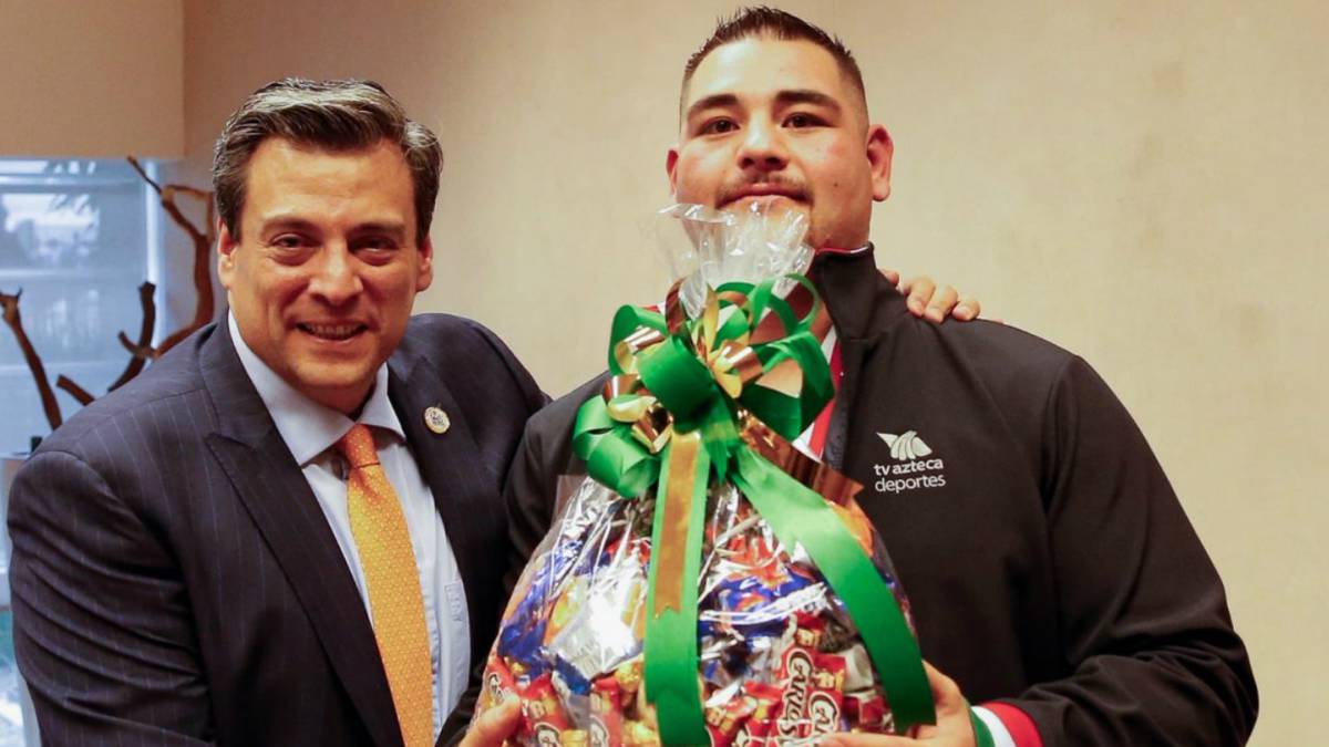 De un gordito a otro: Sulaimán regala chocolates a Andy Ruíz
