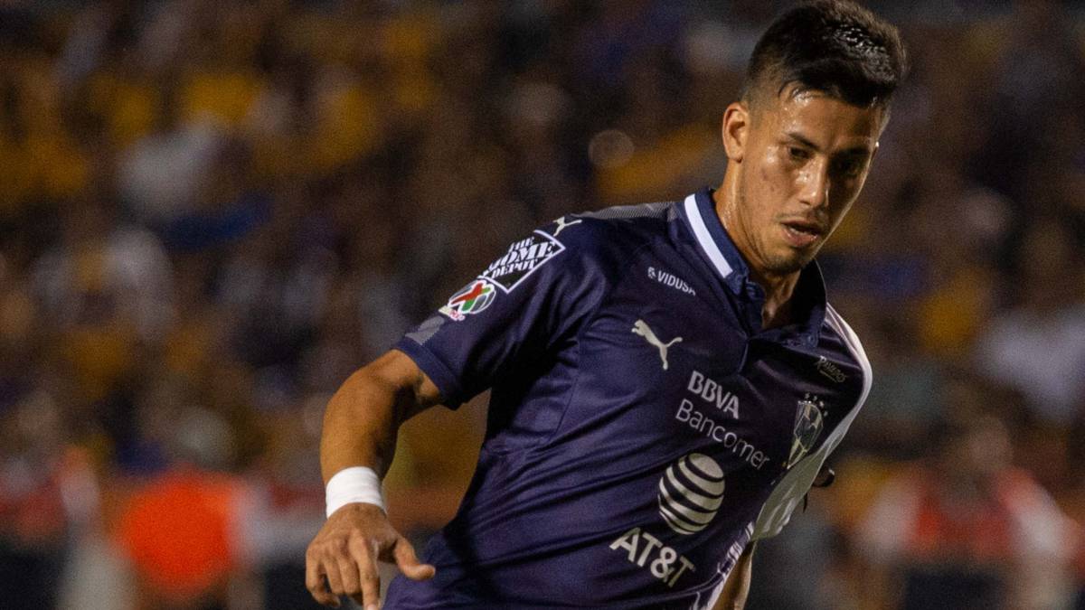 Maximiliano Meza, con Rayados, durante un partido contra Tigres.