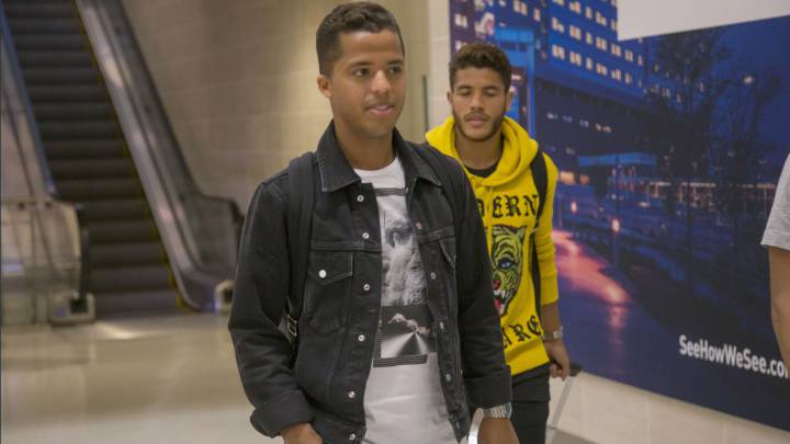 Giovani dos Santos llega a San Antonio, Texas, par un partido amistoso.