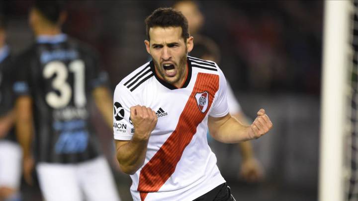 Camilo Mayada celebra un gol con River Plate.