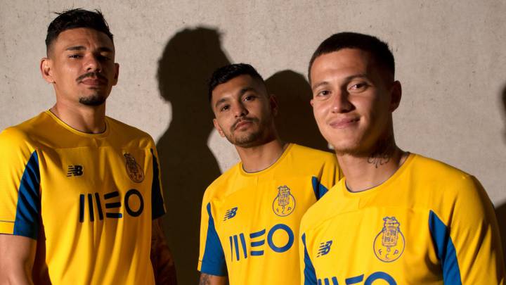 Jesús 'Tecatito' Corona presenta el nuevo uniforme del Porto