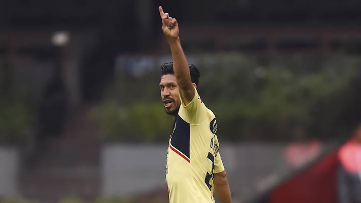 Oribe Peralta hace un gesto de agradecimiento a la afición del América.