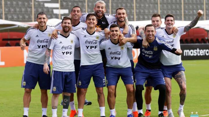 Agustín Marchesín posa para una fotografía junto con sus compañeros de la Selección Argentina.