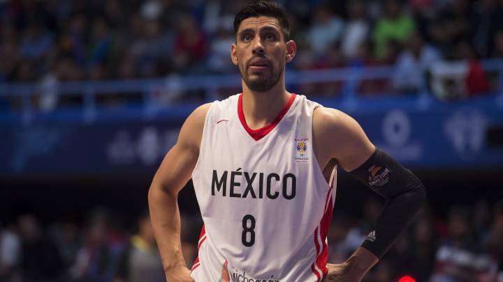 Gustavo Ayón con gesto pensativo durante un partido con la selección mexicana de baloncesto.