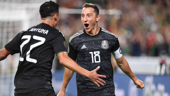 Andrés Guardado celebra un gol con Uriel Antuna.