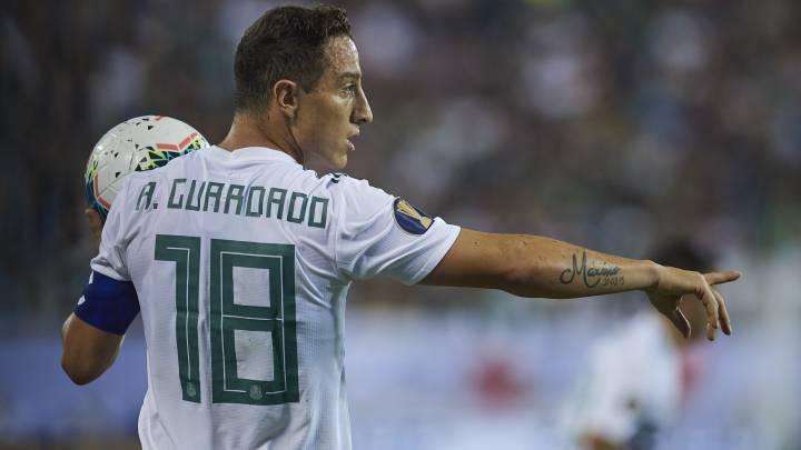 Andrés Guardado momentos antes de realizar un saque de banda.