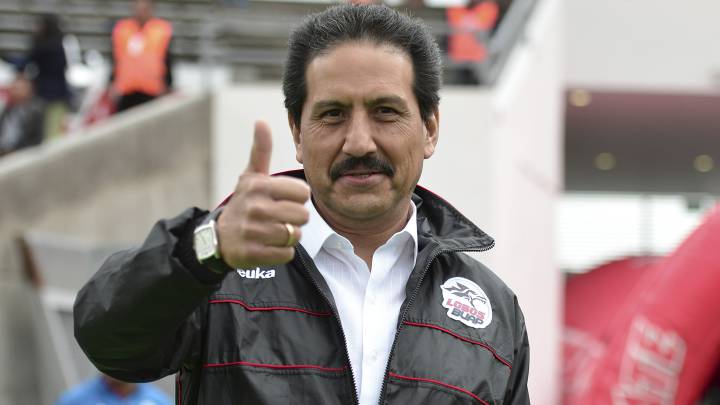 Alfonso Esparza, rector de la BUAP, ataviado con vestimenta de Lobos.