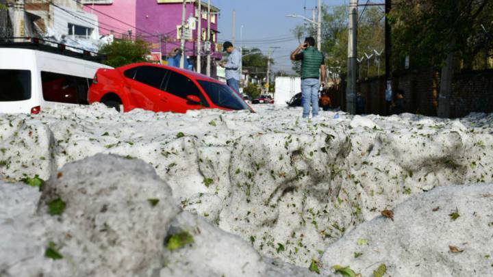 Histórica granizada en Guadalajara alcanza un metro de altura