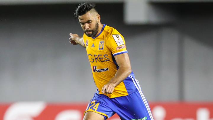 José Rivas durante un partido con Tigres.