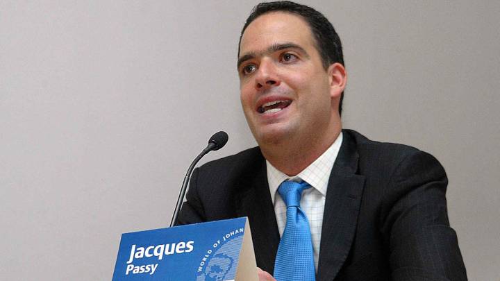 Jacques Passy durante una conferencia de prensa.