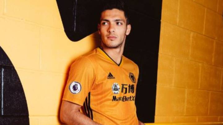 Raúl Jiménez presentó el nuevo uniforme del Wolverhampton