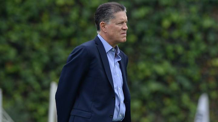 Ricardo Peláez observa un entrenamiento.