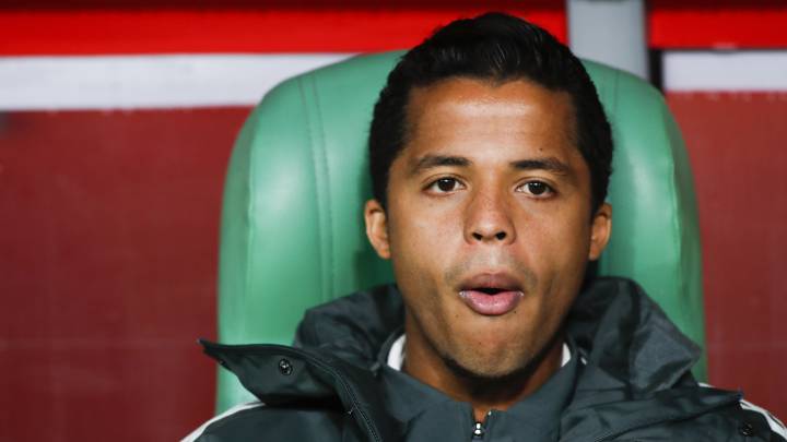 Giovani dos Santos en la banca de la Selección Mexicana.