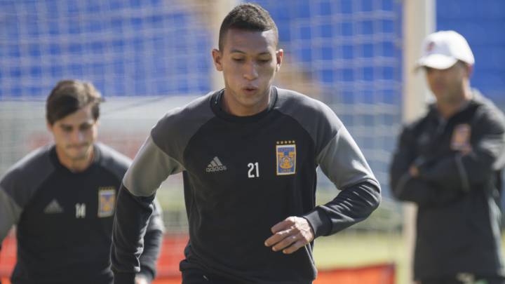 Francisco Meza realiza ejercicios en una sesión de entrenamiento.