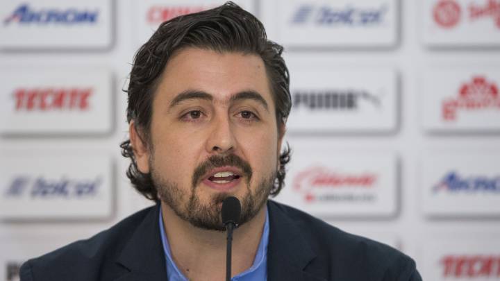Amaury Vergara, presidente de Chivas, durante una conferencia de prensa.