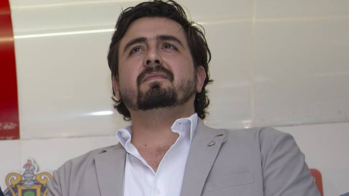 Amaury Vergara durante la presentación de Oswaldo Alanís.