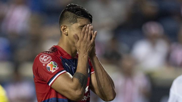Alan Pulido y su penal fallado con todo y 'brinquito'