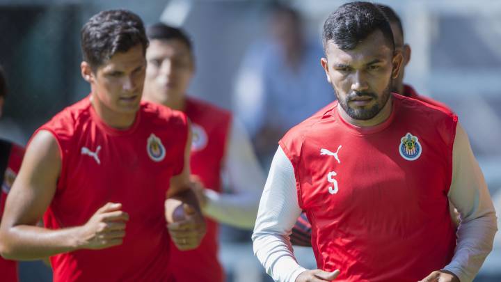 Se van de Chivas dos "villanos” de la afición: Marín y Basulto