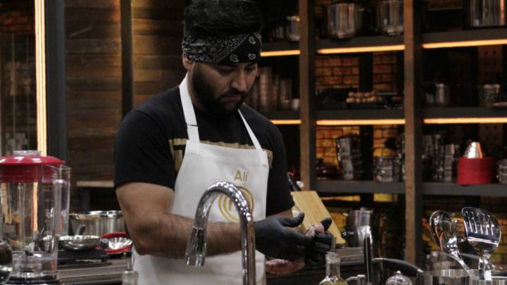 Alí Valenzuela abandona MasterChef en el segundo episodio