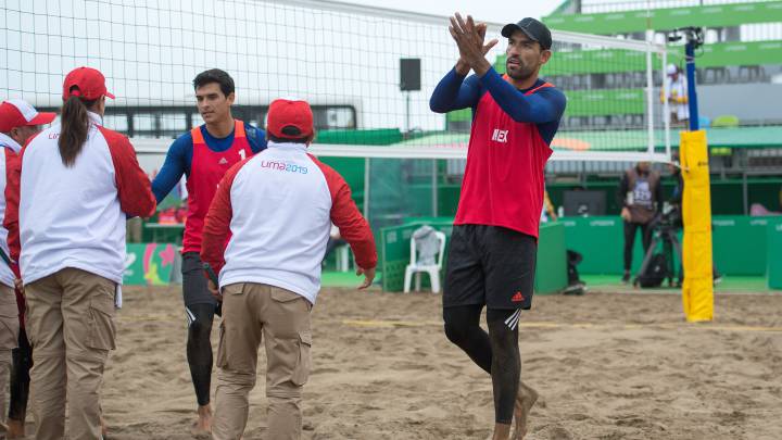 Lombardo Ontiveros y Juan Virgen celebran su clasificación a la final de los Juegos Panamericanos de Lima 2019 en voleibol de playa.