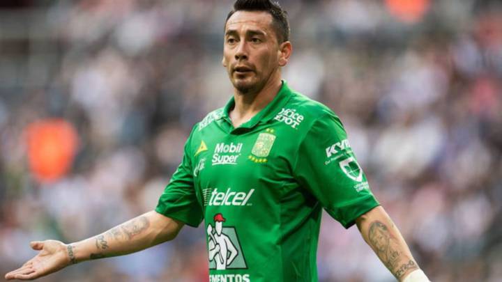 Rubens Sambueza durante un partido con el León.