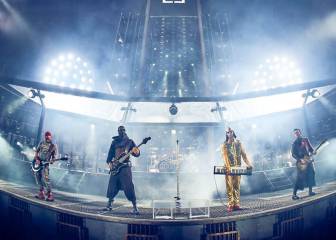 Miembros de Rammstein se besan en protesta de leyes anti LGBT