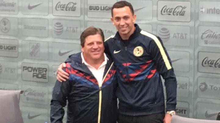 Miguel Herrera y Agustín Marchesín posan para fotografías en la sala de prensa del América.