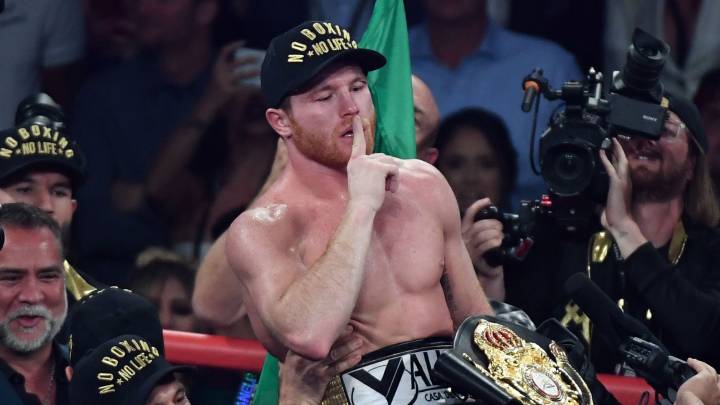 Canelo Álvarez sosteniendo cinturón