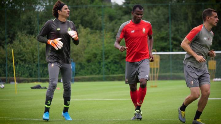 Con su futuro en el aire, Ochoa sigue entrenando con el