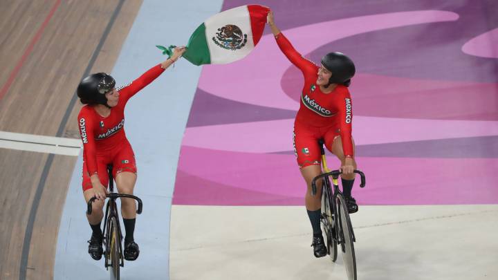 Luz Daniela Gaxiola y Jessica Salazar de México celebran su medalla de oro en ciclismo de los Juegos Panamericanos