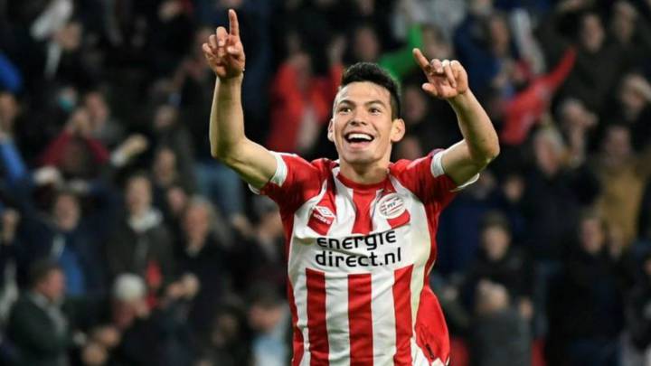 Hirving Lozano celebra un gol con el PSV Eindhoven.