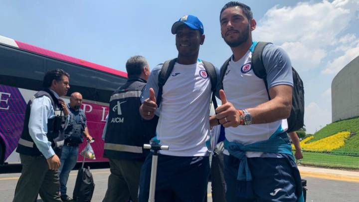 Brayan Angulo se toma foto con Jesús Corona en el Aeropuerto.