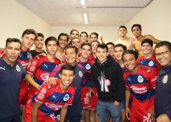Visita de lujo; Hirving Lozano estuvo con las Chivas