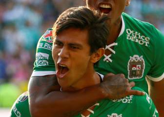 Macías festejó gol ante Chivas con beso al escudo de León
