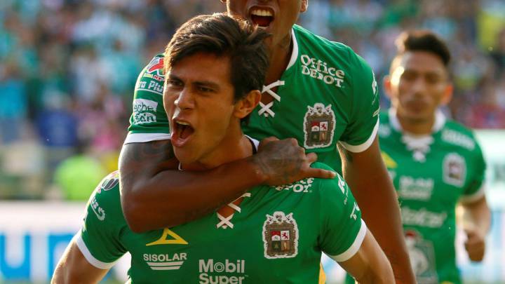 José Juan Macías festejó gol ante Chivas con beso al escudo de León