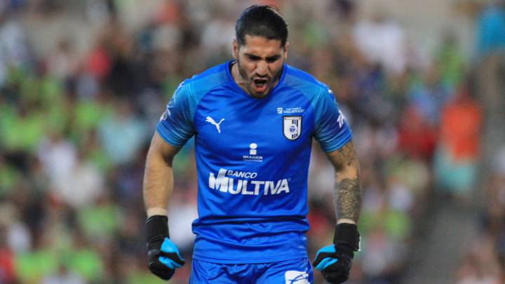 Gil Alcalá celebra un gol de Gallos Blancos.