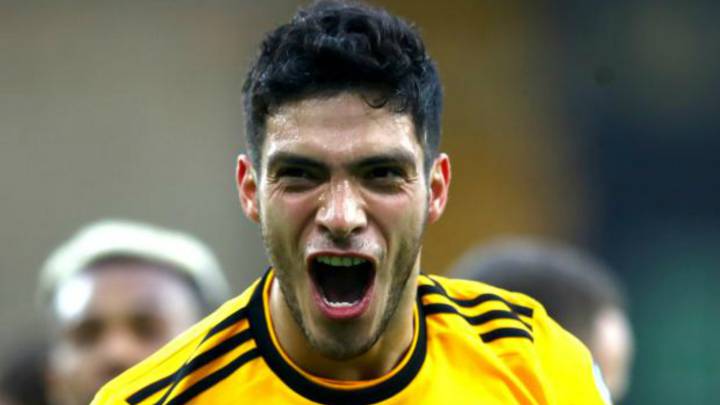 Raúl Jiménez celebra un gol con los Wolves.