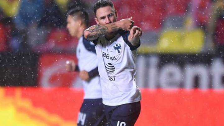 Miguel Layún celebra un gol con Rayados.