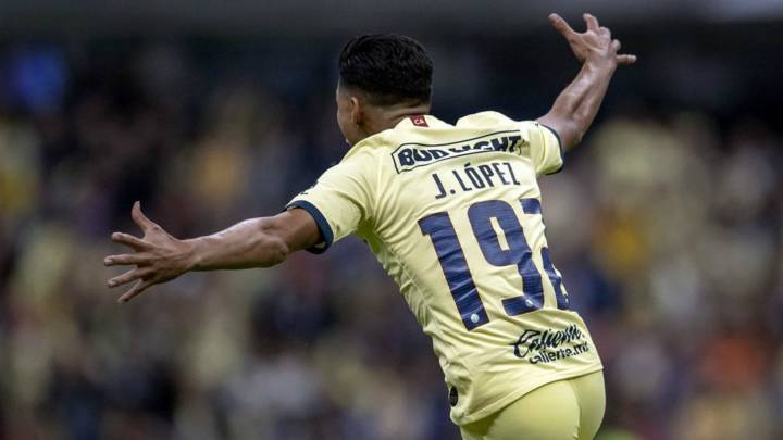 José Ángel López celebra su primer gol con el América.